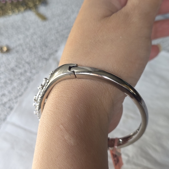 Boutique Elegant Silver Crystal Bracelet - Picture 14 of 14